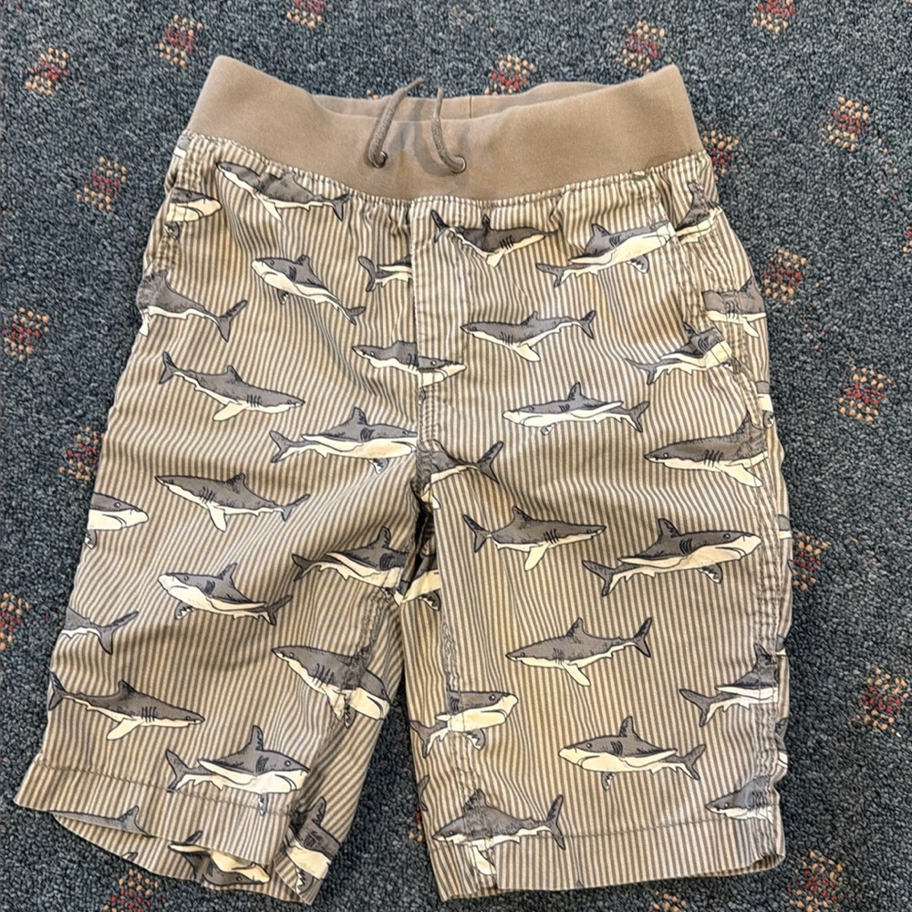 Gap boys shorts size M, new